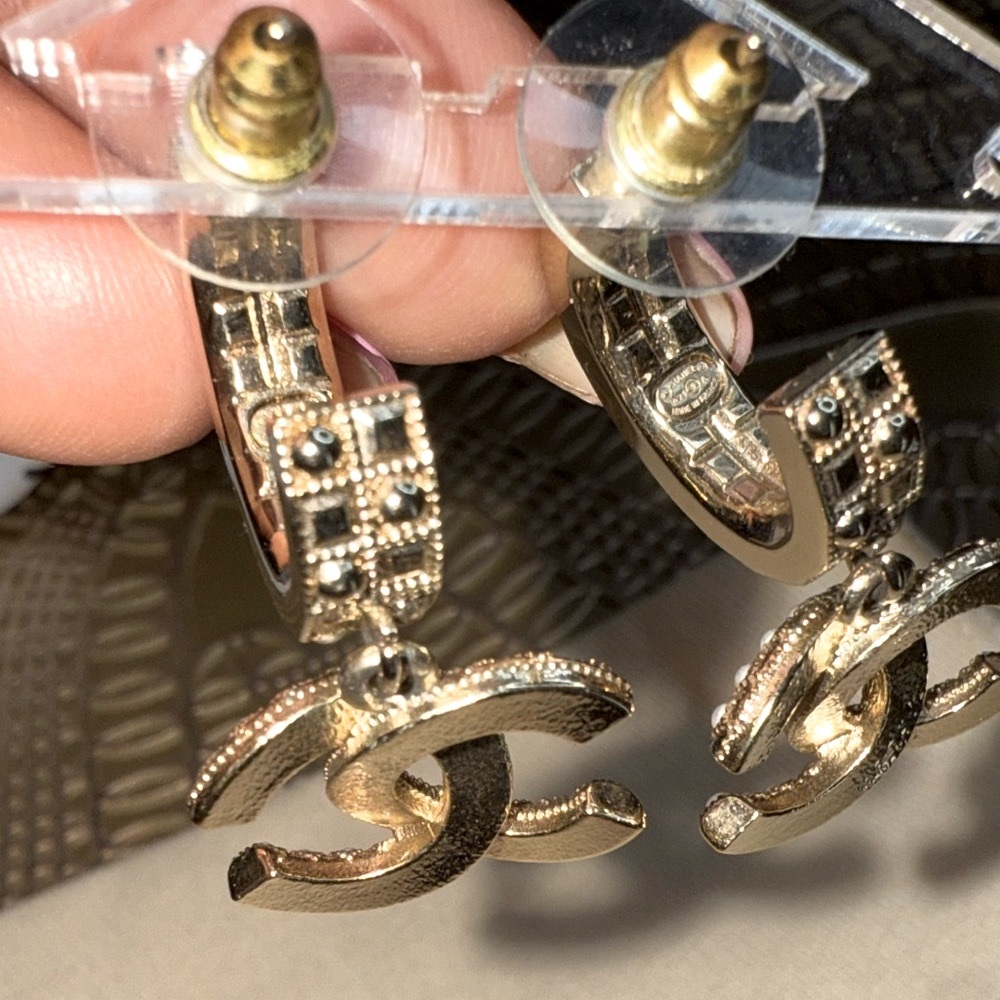 💯AUTH. CHANEL A21 Pearl/Black Crystal Checkered Gold Hoop Earrings w/CC Logo - Picture 12 of 15